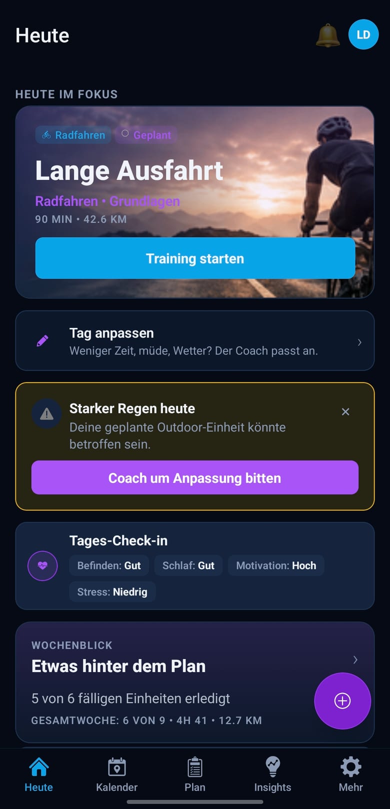 Startseite mit Warnung vor starkem Regen und der Schaltfläche, den Coach um Anpassung zu bitten