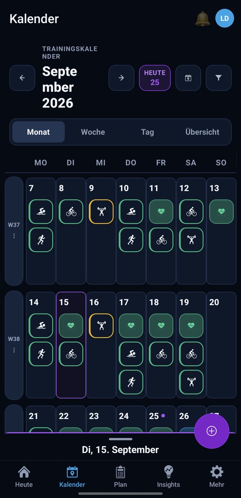 Monatskalender, in dem Schwimmen, Radfahren, Krafttraining und Laufen nebeneinander in denselben Wochen stehen